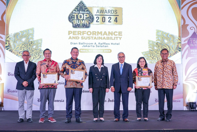 BRI menerima penghargaan pada ajang Top BUMN Awards 2024 di Hotel Raffles, Kuningan, Jakarta. Foto: Dok. BRI