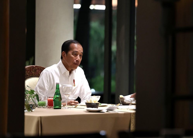 Presiden Jokowi  menyimak  presiden terpilih Prabowo saat makan malam di Plataran Senayan, Selasa (8/10/2024). Foto: Instagram/@prabowo