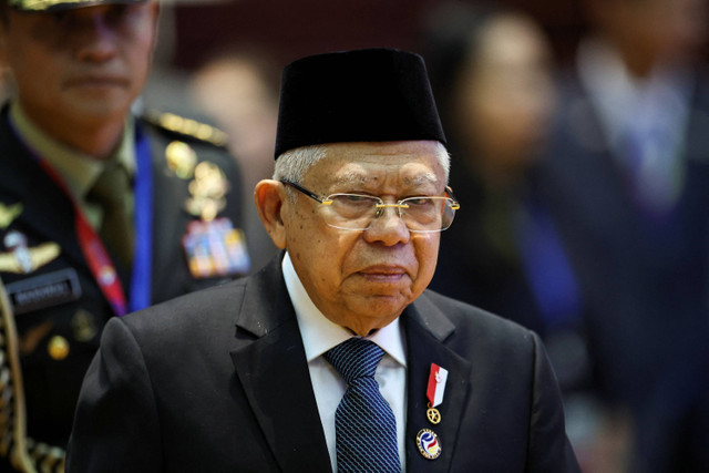 Wakil Presiden Ma'ruf Amin berjalan saat menghadiri KTT ASEAN ke-45 di National Convention Centre, Vientiane, Laos, Rabu (9/10/2024). Foto: Athit Perawongmetha/REUTERS 