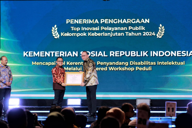 Kemensos meraih penghargaan atas inovasi pelayanan publik dalam acara Gebyar Pelayanan Prima tahun 2024 yang digelar KemenPANRB, Rabu (9/10/2024). Foto: Kemensos RI