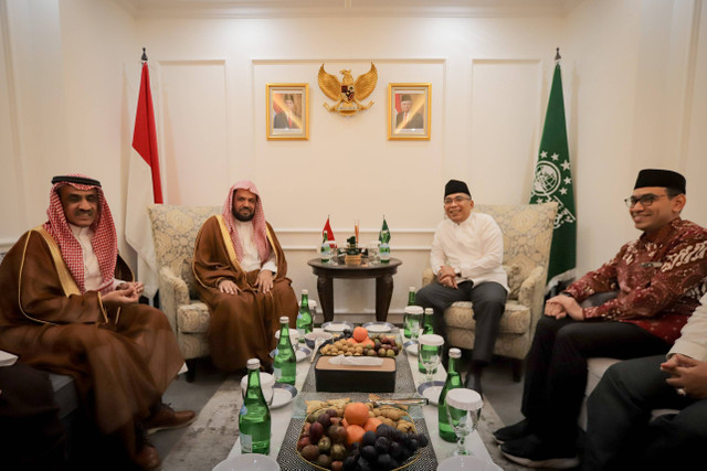 Imam dan khatib Masjid Nabawi Syaikh Ahmad bin Ali Al-Hudzaifi bertemu Ketua PBNU Yahya Cholil Staquf atau Gus Yahya di kantor Pengurus Besar Nahdlatul Ulama (PBNU) di Jakarta, Rabu, (9/10/2024). Foto: Jamal Ramadhan/kumparan