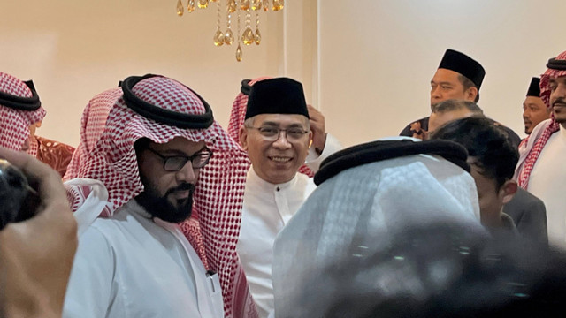 Ketua PBNU Gus Yahya menerima kunjungan Imam Besar Masjid Nabawi ke kantor Pengurus Besar Nahdlatul Ulama (PBNU) di Jakarta, Rabu (9/10/2024). Foto: Tiara Hasna/kumparan