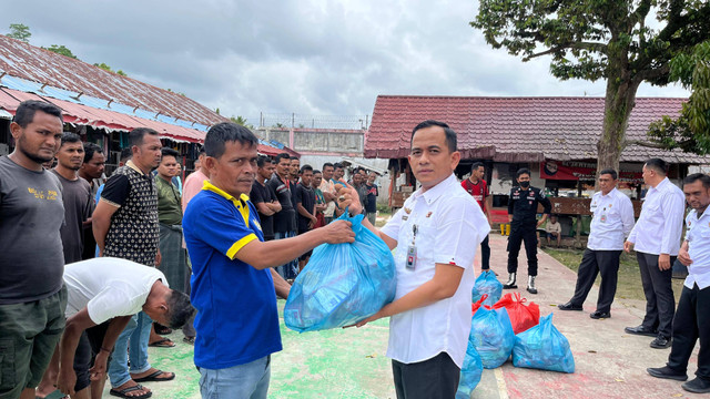 Pembagian Peralatan Kebutuhan Dasar Warga Binaan Lapas Idi, Sumber : Humas Lapas Idi