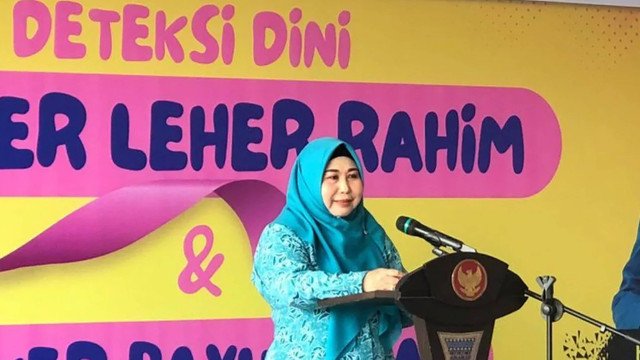 Ketua Tim Penggerak PKK Provinsi Kalsel Hj Raudhatul Jannah atau Acil Odah saat membuka kegiatan diteksi dini kanker leher rahim dan kanker payudara bagi 1.000 wanita usia subur di Banjarmasin, Rabu (21/8/2024). Foto: ANTARA/HO-Adpim Kalsel