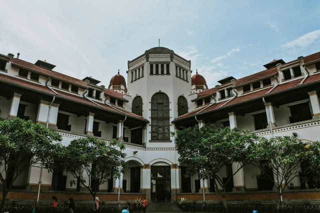 Tempat Wisata di Semarang Tengah. Foto adalah Lawang Sewu. Sumber: unsplash.com/Irfan Bayuaji.