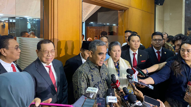 Ketua MPR RI Ahmad Muzani bersama jajaran pimpinan MPR menjawab pertanyaan awak media usai mengikuti Rapat Pimpinan perdana MPR RI di Kompleks Parlemen, Senayan, Jakarta, Rabu (9/10/2024). Foto: Abid Raihan/kumparan