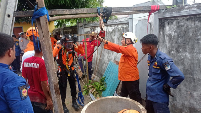 Tim gabungan dari Damkar dan SAR saat mengevakuasi korban Pipit yang terjatuh dalam sumur. Foto: Dok. Istimewa.