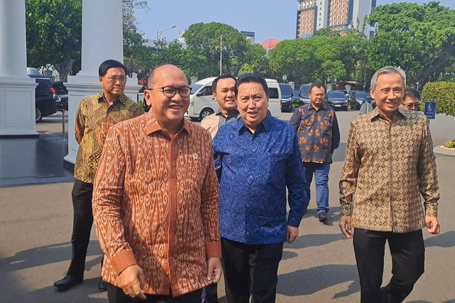 Menteri ESDM Bahlil Lahadalia dan Menteri Investasi/BKPM Rosan Roeslani mengajak para pengusaha untuk menemui presiden Joko Widodo di Istana Kepresidenan, Jakarta Pusat, Rabu (9/10/2024). Foto: Zamachsyari/kumparan