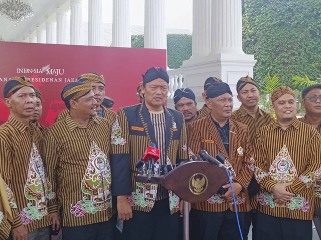 Jajaran pengurus Ormas Putra Jawa Kelahiran Sumatera (Pujakesuma) bertemu dengan Presiden Joko Widodo di Kompleks Istana Kepresidenan, Jakarta Pusat, pada Rabu (9/10/2024). Foto: Zamachsyari/kumparan