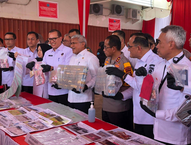 Kepala BNN RI, Komjen Pol Mathius Hukom saat memperlihatkan harta para bandar narkoba yang di sita, Foto : Abdullah Toriq/Urban Id