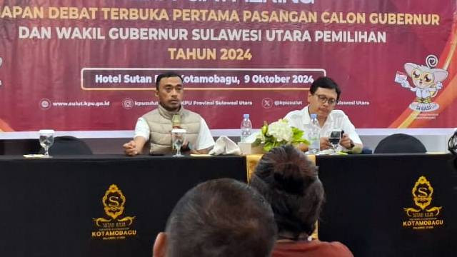 Komisioner KPU Provinsi Sulawesi Utara, Awaluddin Umbola (kiri) menjelaskan tata tertib debat pertama Pemilihan Gubernur Sulut.