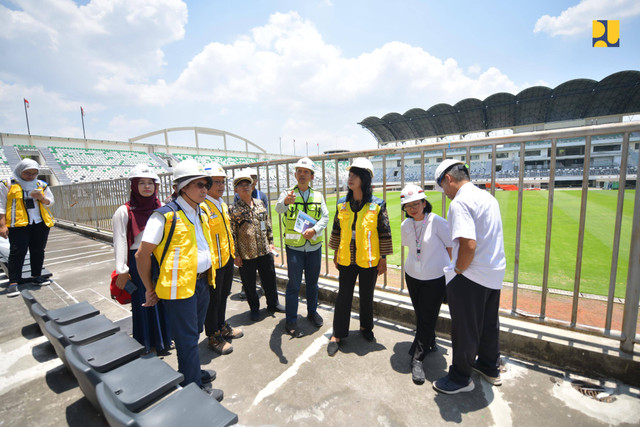 Balai Prasarana Permukiman Wilayah (BPPW) Daerah Istimewa Yogyakarta (DIY) Direktorat Jenderal Cipta Karya saat memeriksa renovasi Stadion Maguwoharjo, Sleman. Foto: Dok. Kementerian PUPR