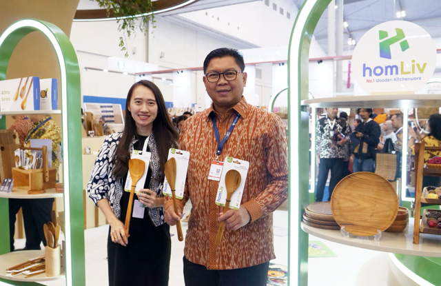 Direktur Utama Bank Mandiri Darmawan Junaidi (kanan) pada Trade Expo Indonesia (TEI) 2024 di Indonesia Convention Exhibition (ICE) BSD City, Tangerang Selatan. Foto: Dok. Bank Mandiri