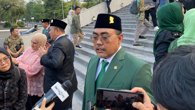 Wakil Ketua Umum PKB Jazilul Fawaid menjawab pertanyaan wartawan saat ditemui di Kompleks Parlemen, Senayan, Jakarta, Rabu (9/10/2024). Foto: Abid Raihan/kumparan