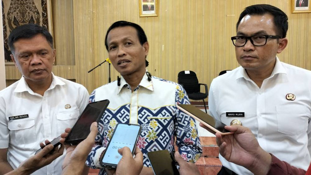 Direktur Koordinasi dan Supervisi Wilayah II KPK, Bahtiar Ujang Purnama, saat memberikan keterangan pers usai rapat Rapat Koordinasi Pemberantasan Korupsi di Pemkab Cirebon. Foto: Tarjoni/Ciremaitoday
