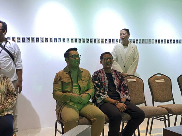 Pertemuan Cagub Jakarta Ridwan Kamil dan Menparekraf Sandiaga Uno di sebuah pameran seni, di Kemang, Jakarta pada Rabu (9/10/2024). Foto: Abid Raihan/kumparan