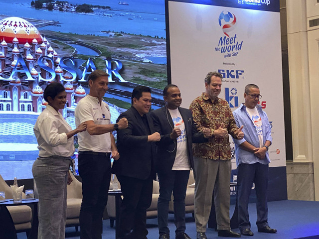 Konferensi peresmian turnamen Meet The World with SKF bersama Ketua Umum PSSI, Erick Thohir di The Langham Hotel, Jakarta, Rabu (9/10/2024). Foto: Azrumi El Ghazali/kumparan