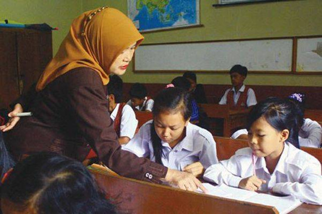 Menggambarkan guru sedang mengajar anak SD. Sumber foto di ambil ketika sedang sosialisasi 