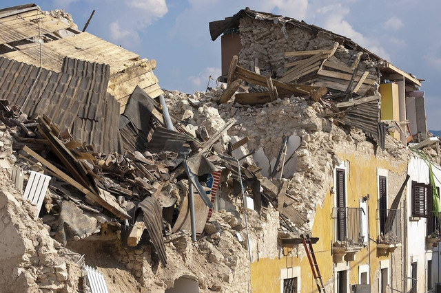 Angelo_Giordano on Pixabay (https://pixabay.com/photos/earthquake-rubble-collapse-disaster-1665891/)