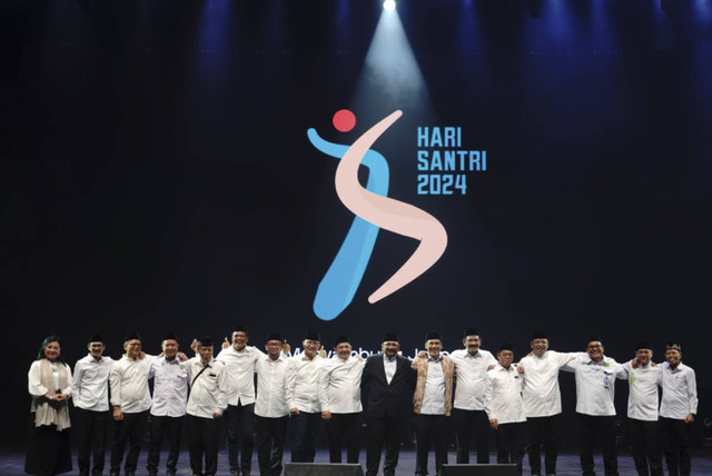 Menteri Agama (Menag) Yaqut Cholil Qoumas meluncurkan logo tema, dan theme song peringatan Hari Santri 2024 dengan mengusung tema “Menyambung Juang Merengkuh Masa Depan” di JI-Expo Kemayoran Jakarta, Rabu (9/10/2024). Foto: Dok. Kemenag