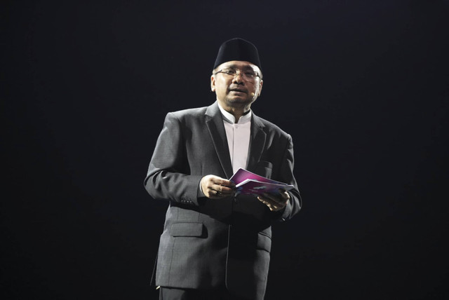 Menteri Agama (Menag) Yaqut Cholil Qoumas meluncurkan logo tema, dan theme song peringatan Hari Santri 2024 dengan mengusung tema "Menyambung Juang Merengkuh Masa Depan" di JI-Expo Kemayoran Jakarta, Rabu (9/10/2024). Foto: Dok. Kemenag