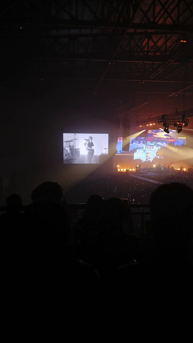 Grup musik LANY menggelar konser di Beach City International Stadium, Jakarta Utara, Rabu (9/10/2024). Foto: Vincentius Mario/kumparan