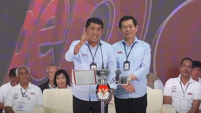 Pasangan calon Gubernur dan Wakil Gubernur Sulawesi Utara nomor urut 1, Yulius Selvanus-Victor Mailangkay, saat debat pertama Pilkada Sulut 2024.