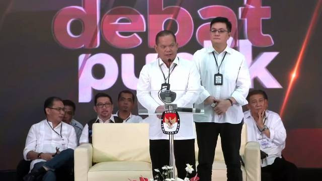 Pasangan calon Gubernur dan Wakil Gubernur Sulawesi Utara nomor urut 2, Elly Engelbert Lasut-Hanny Joost Pajouw saat debat perdana Pilgub Sulut yang digelar KPU.