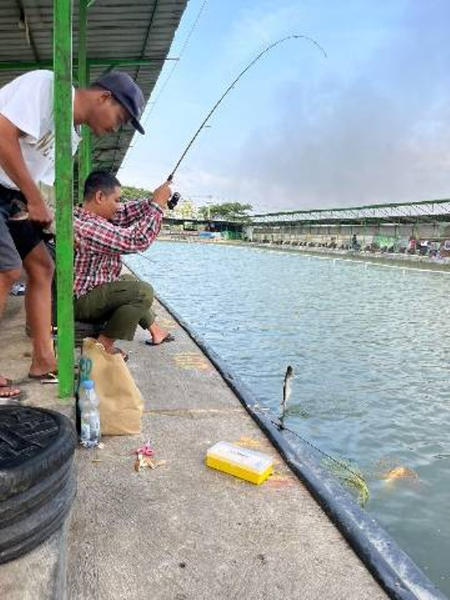 Mancing Ikan Patin di Kolam Pemancingan (Sumber: Dokumen Pribadi)