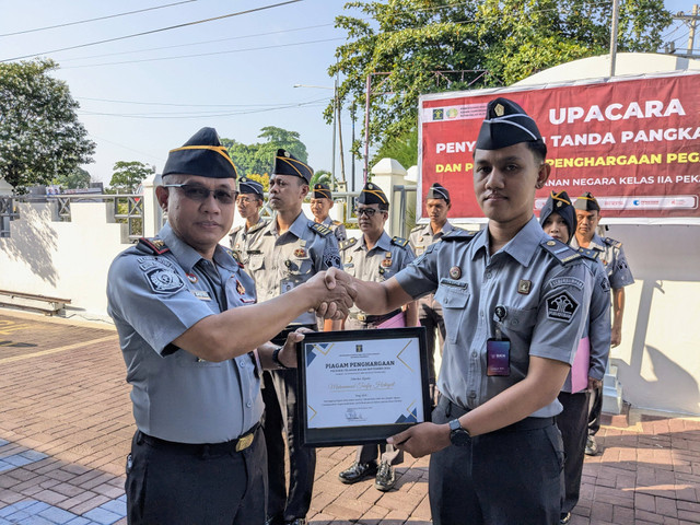 Pemberian Penghargaan Pegawai Teladan (dok. Humas Rutan Pekalongan/Fikri)