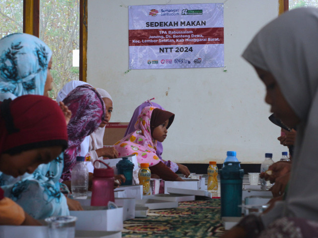 Suasana makan bersama santri TPA Babussalam (Sumber : asset foto pribadi milik lembaga).