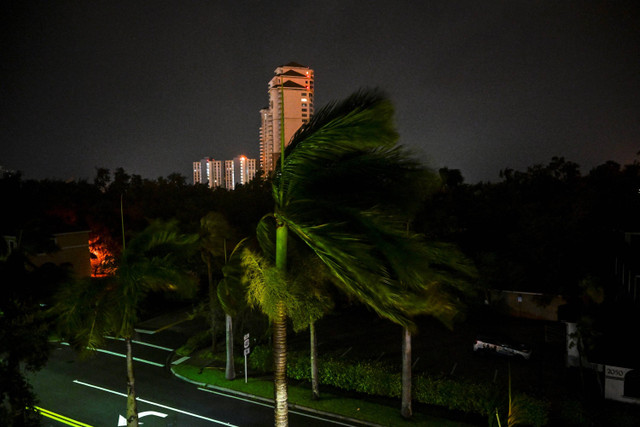 Angin berhembus saat Badai Milton mendarat di Fort Myers, Florida pada tanggal 9 Oktober 2024. Foto: Giorgio VIERA/AFP