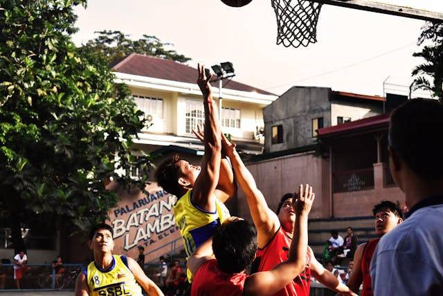 Ilustrasi komposisi dan registrasi pemain bola basket untuk satu regu maksimal terdiri. Foto: Pexels/Ralph Patrick Rojo