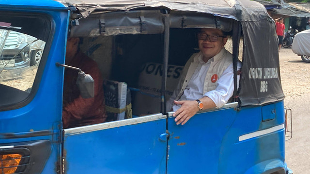 Calon Gubenur Jakarta Ridwan Kamil menyambangi pemeriksaan kesehatan gratis dengan menggunakan Bajaj di Jakarta Barat, Kamis (10/10/2024).  Foto: Alya Zahra/Kumparan