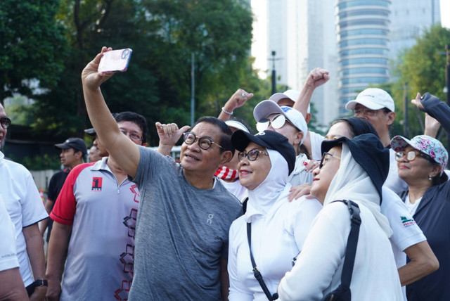 Calon Gubernur DKI Jakarta Pramono Anung berjabat tangan dengan warga saat berolahraga di kompleks Stadion Gelora Bung Karno, Jakarta,  Kamis (10/10/2024). Foto: Dok. Tim Media Pramono-Rano