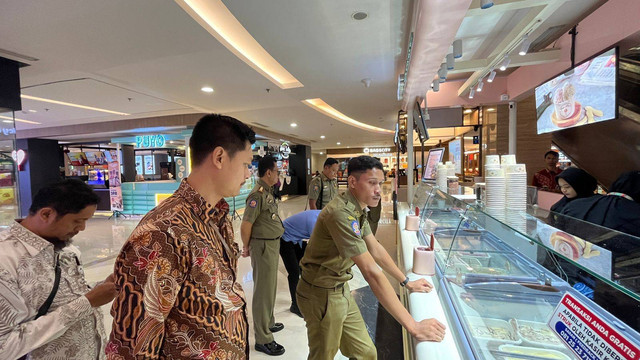 Satpol PP Sleman saat menindak gerai di salah satu mal yang menjual es krim beralkohol, Selasa (8/10). Foto: Satpol PP Sleman