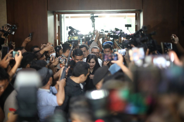 Aktris Sandra Dewi berjalan masuk ruang sidang saat hadir sebagai saksi saat sidang dugaan korupsi tata kelola timah yang menjerat suaminya, Harvey Moeis di Pengadilan Tipikor, Jakarta, Kamis (10/10/2024). Foto: Aditia Noviansyah/kumparan