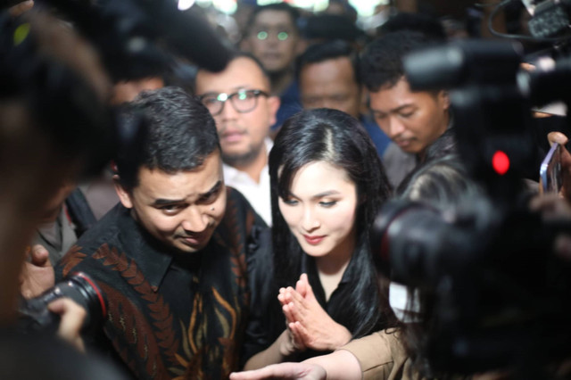 Aktris Sandra Dewi berjalan masuk ruang sidang saat hadir sebagai saksi saat sidang dugaan korupsi tata kelola timah yang menjerat suaminya, Harvey Moeis di Pengadilan Tipikor, Jakarta, Kamis (10/10/2024). Foto: Aditia Noviansyah/kumparan