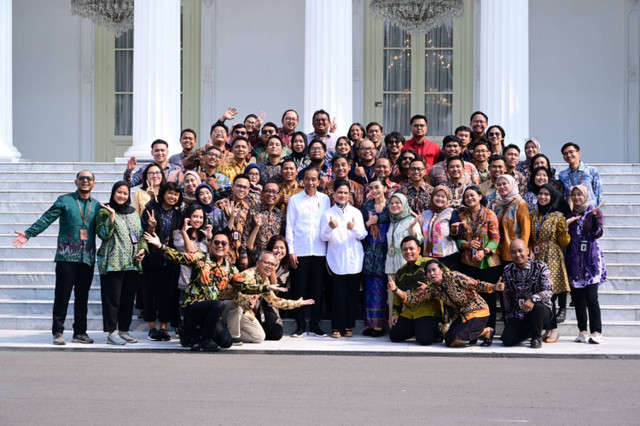 Presiden Jokowi berfoto dengan wartawan-pegawai istana foto bareng di halaman Istana Merdeka, Jakarta Pusat, Kamis (10/10/2024).  Foto: Dok. Biro Pers Media dan Informasi Sekretariat Presiden