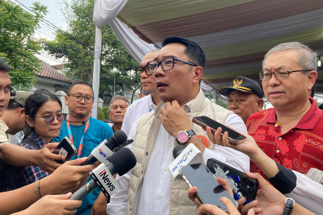 Calon Gubernur Jakarta Ridwan Kamil di depan Posko Pemeriksaan Kesehatan Kesira, Jakarta Barat, Kamis (10/10/2024). Foto: Alya Zahra/Kumparan