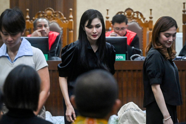 Artis Sandra Dewi (tengah) bersiap memberikan kesaksian dalam sidang lanjutan kasus dugaan korupsi tata niaga timah di wilayah Izin Usaha Pertambangan (IUP) PT Timah tahun 2015-2022 di Pengadilan Tipikor, Jakarta, Kamis (10/10/2024). Foto: Rivan Awal Lingga/ANTARA FOTO