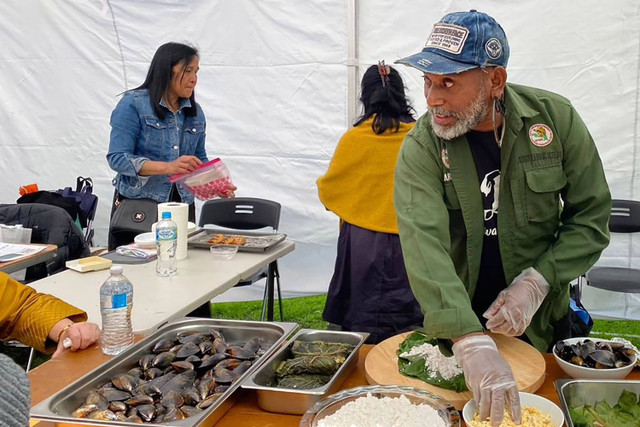 Aksi jungle chef asal Papua, Charles Toto hidangkan makanan khas hutan kampung halamannya di Indonesia Festival Melbourne 2024. Foto: Instagram/ @charles.toto.5205