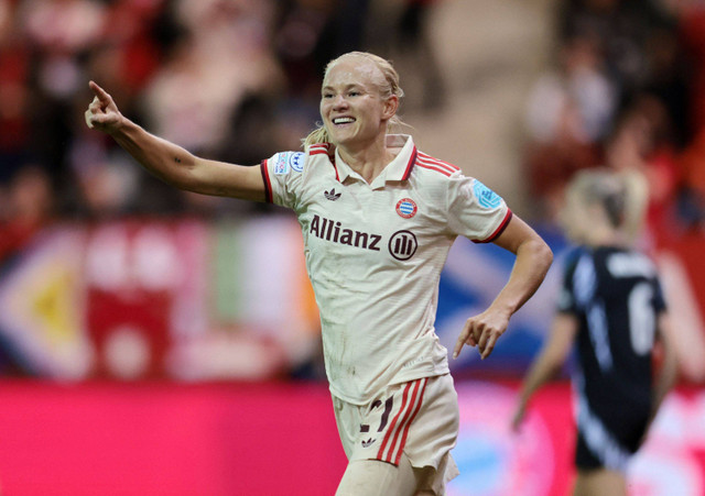 Pernille Harder melakukan selebrasi usai mencetak gol ke gawang Arsenal dalam pekan pertama UWCL 2024/25 (10/10). Foto: REUTERS/Leonhard Simon