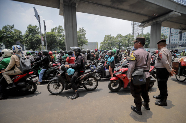 Sejumlah kendaraan terjebak kemacetan saat unjuk rasa dari Serikat Pekerja Rokok Tembakau Makanan dan Minuman (SP RTMM) di Jalan Rasuna Said, Kuningan, Jakarta, Kamis (10/10/2024). Foto: Jamal Ramadhan/kumparan