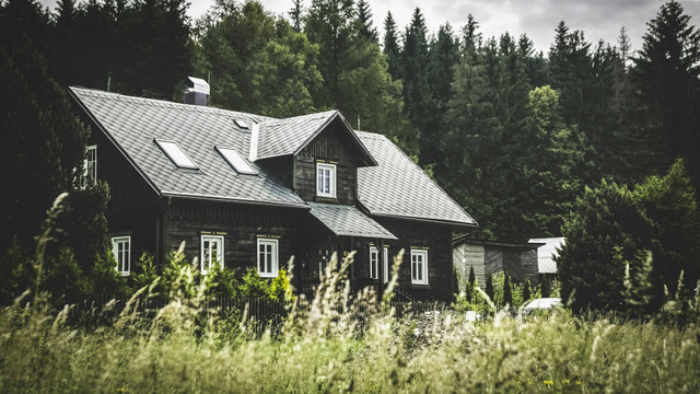 Rumah Belanda di Subang. Foto hanya ilustrasi bukan tempat sebenarnya. Sumber foto: Unsplash/Milan Seitler