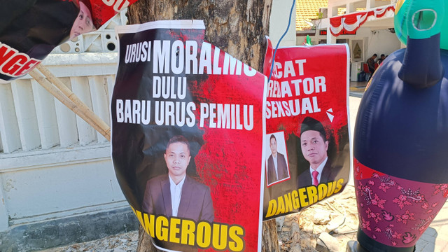 Poster terpasang di depan Kantor KPU Jatim saat pelaksanaan pemeriksaan etik terhadap Muhammad Agil Akbar oleh DKPP, Kamis (10/10/2024). Foto: Farusma Okta Verdian/kumparan