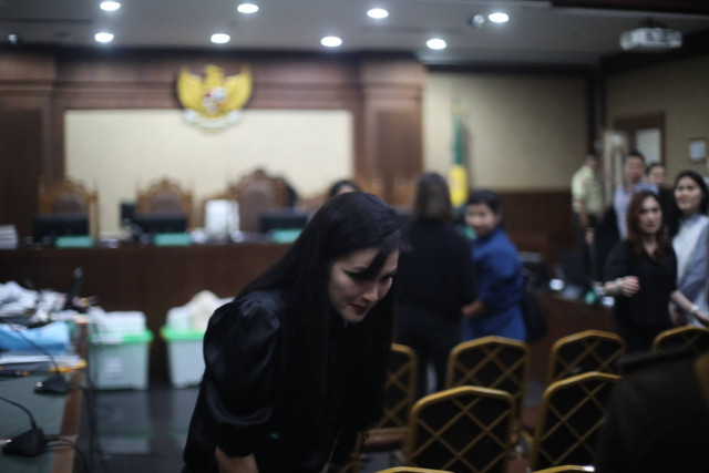 Aktris Sandra Dewi berjalan keluar ruang sidang usai mengikuti sidang dugaan korupsi tata kelola timah yang menjerat suaminya, Harvey Moeis di Pengadilan Tipikor, Jakarta, Kamis (10/10/2024). Foto: Aditia Noviansyah/kumparan