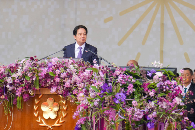 Presiden Taiwan Lai Ching-te melambaikan tangan di podium selama perayaan Hari Nasional di depan Kantor Kepresidenan di Taipei pada tanggal 10 Oktober 2024. Foto: Walid Berrazeg/AFP