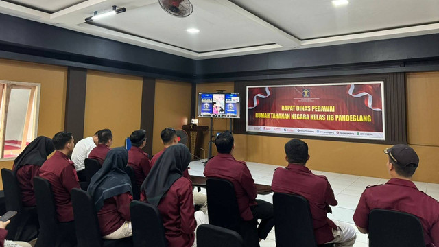 Suasana Mendengarkan Webinar Series BPSDM Hukum dan Ham di Rutan Pandeglang