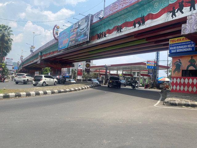 Rencana pemasangan traffic light di bawah flyover Mall Boemi Kedaton (MBK) Bandar Lampung. | Foto: Sinta Yuliana/Lampung Geh